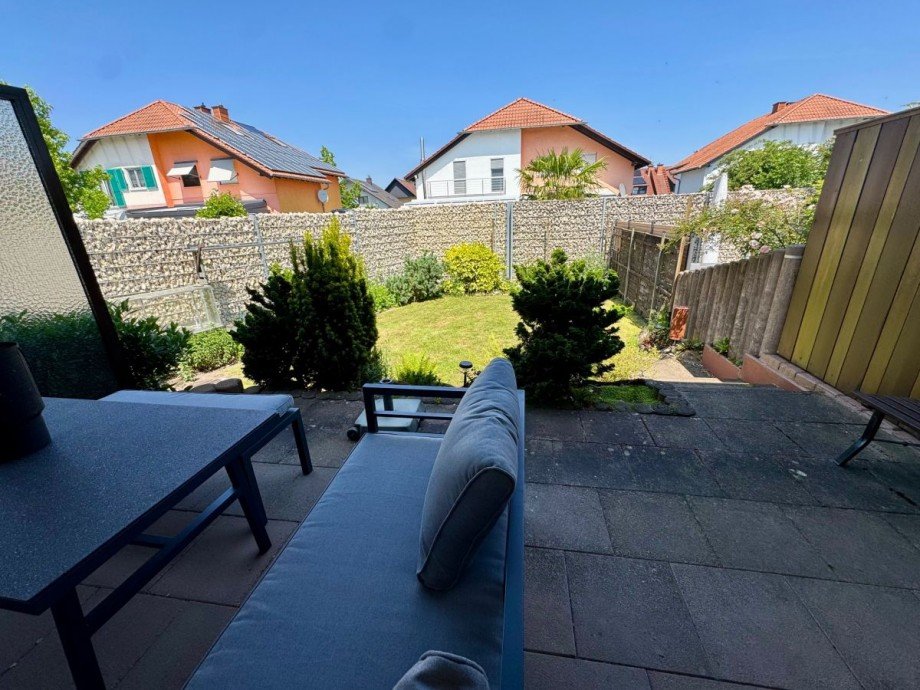 Blick von der Terrasse Doppelhaush�lfte Bellheim