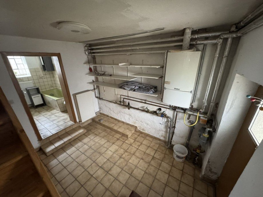 Seiteneingang mit Hausanschl�ssen und Heizung Einfamilienhaus Annweiler am Trifels