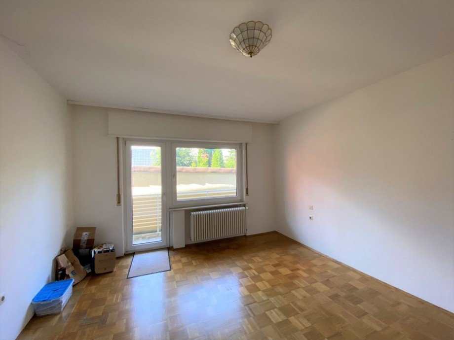 Zimmer mit Balkon im EG Einfamilienhaus R�lzheim