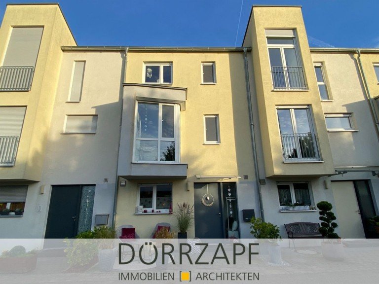 1 Titelbild Stra�enansicht Weingarten Reihenmittelhaus Weingarten: modernes Reihenmittelhaus in Top Zustand